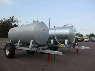 Matériel d'élevage - Abreuvoirs/bacs/tonne à eau - Tonne à eau galva sur berceau et sur pieds.